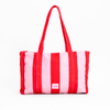 Tote bag com padrão listrado de cor rosa e vermelho alaranjado de praia da Ollie em fundo branco. 