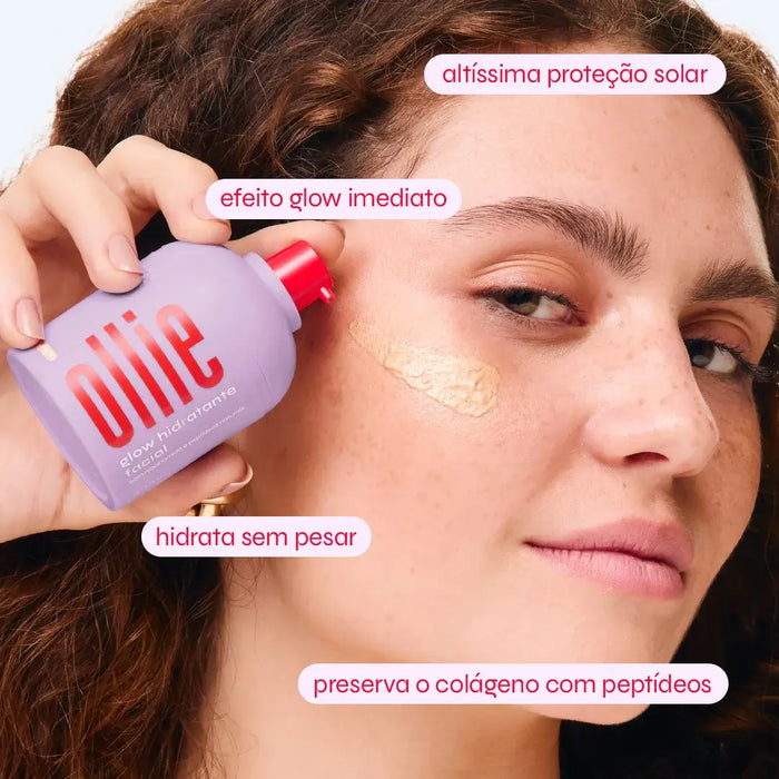 Modelo aplicando glow facial hidratante dourado, com altíssima proteção solar, efeito glow imediato, que hidrata sem pesar e preserva o colágeno com peptídeos.