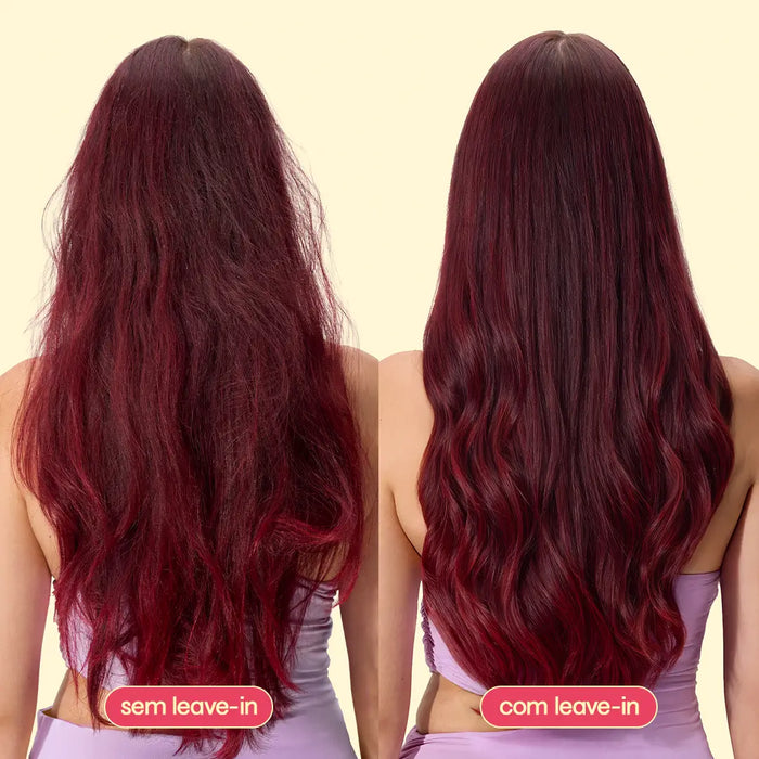 modelos com cabelo ondulado dourado usando o protetor capilar leave-in ollie
