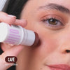 Utilização das diferentes funções Bastão 3 em 1 tom café, blush, batom e sombra